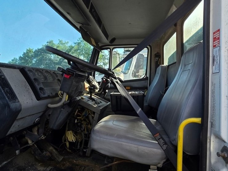 2002-freightliner-fl70-image-44