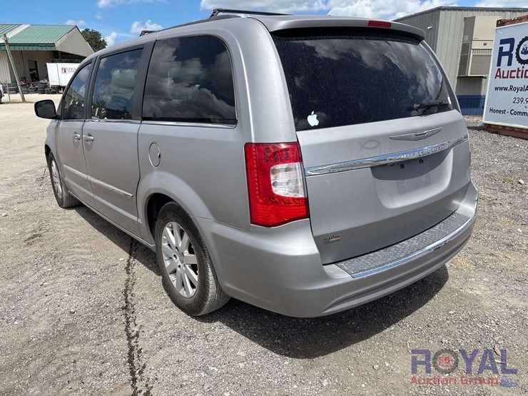 2013-chrysler-town-&-country-image-3