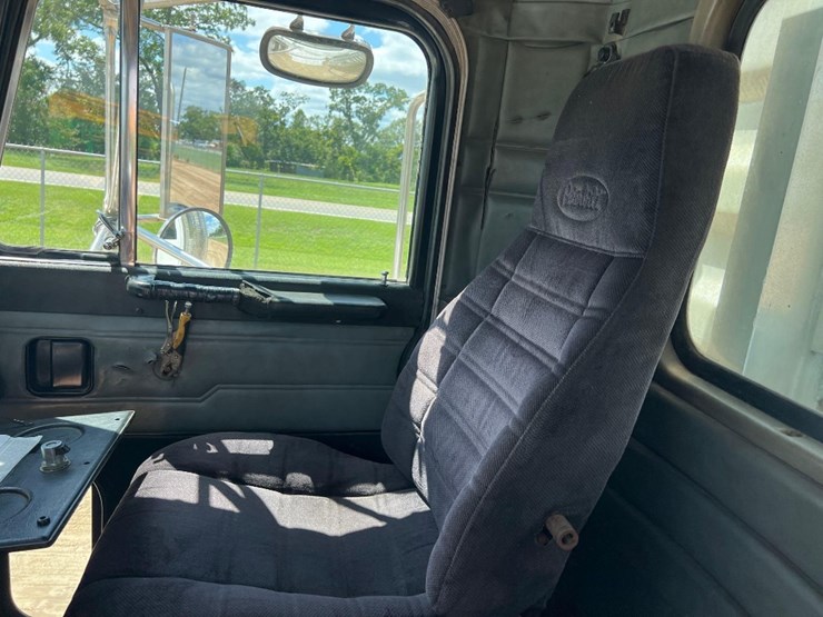 1996-peterbilt-379-image-30