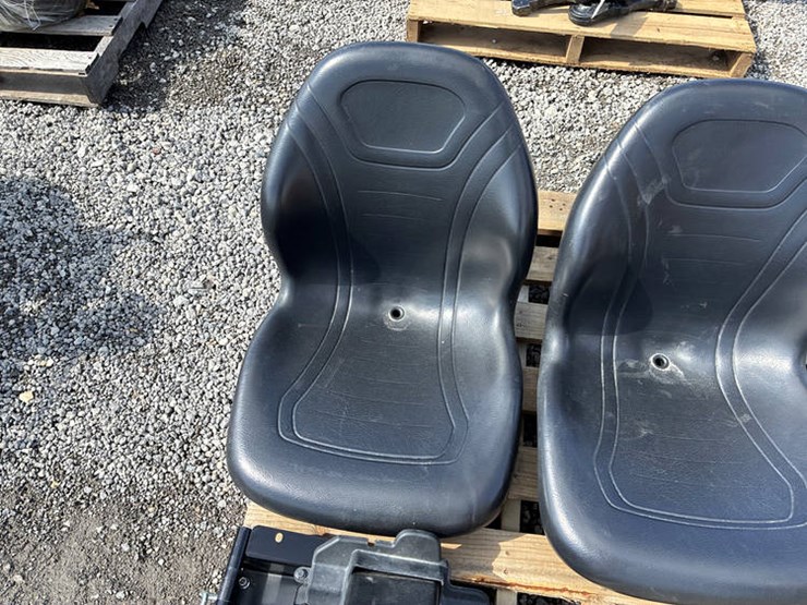 #113254-•-seats-for-2016-825-gator-w/bracket-image-4