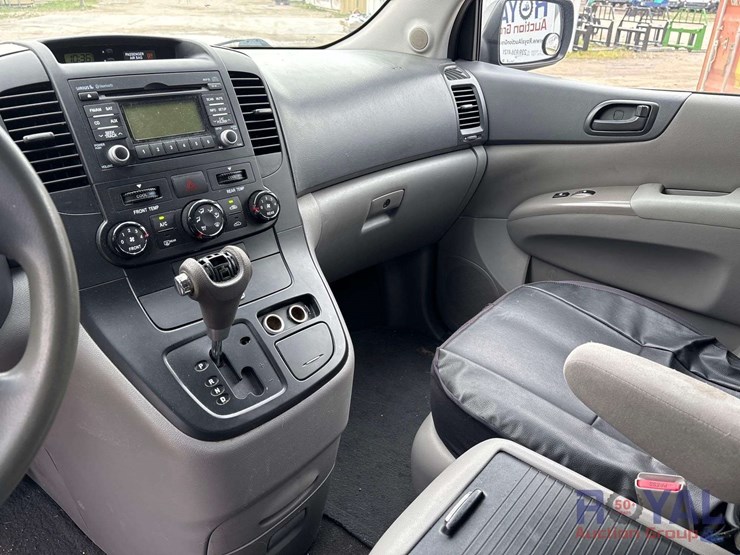 2014-kia-sedona-image-13