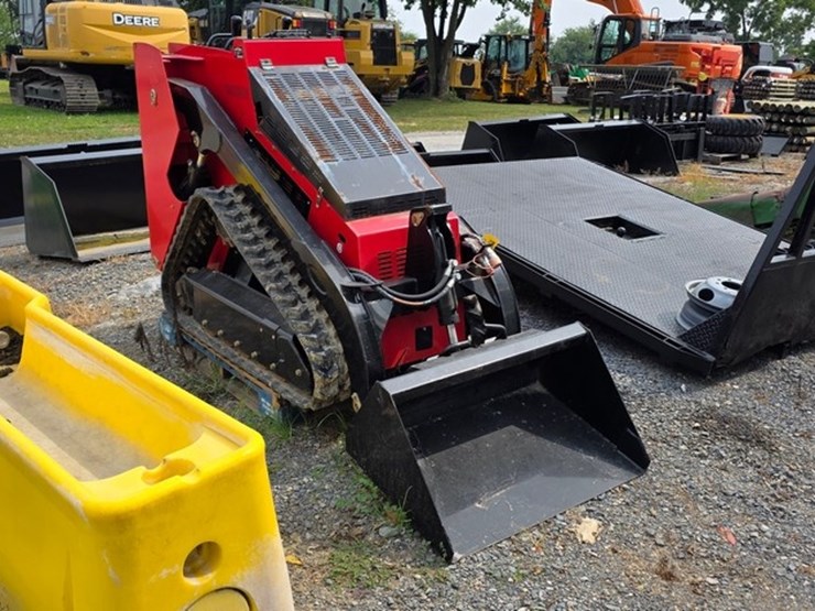 new-valley-pioneer-scl850-mini-skidloader-image-1