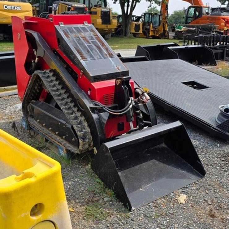 New Valley Pioneer SCL850 Mini Skidloader
