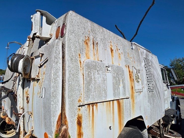 2002-freightliner-fl70-image-15