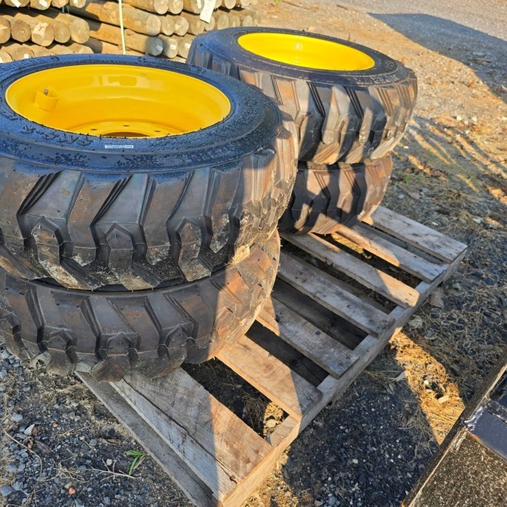 NEW HOLLAND 8