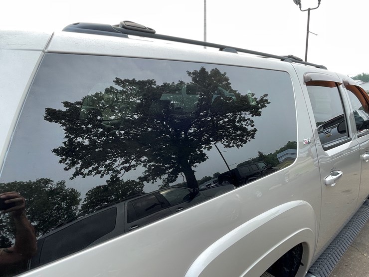 2008-chevrolet-suburban-image-33