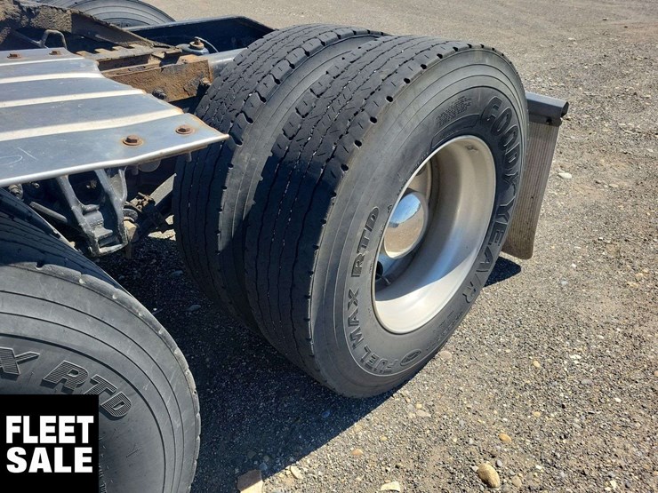 2018-peterbilt-579-image-11