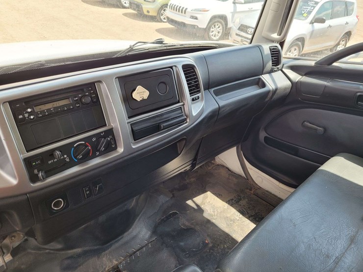 2013-hino-268-image-8