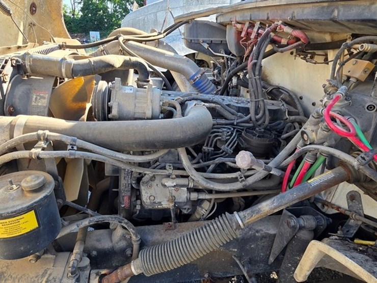2002-freightliner-fl70-image-34