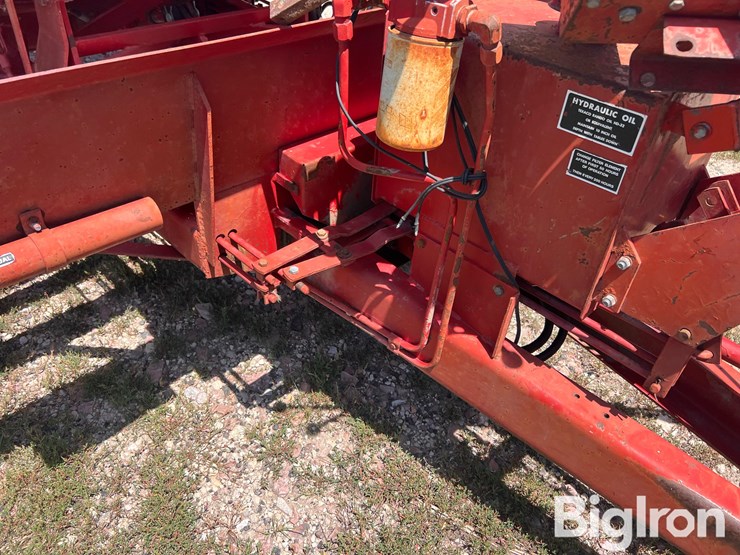 new-holland-1037-image-18