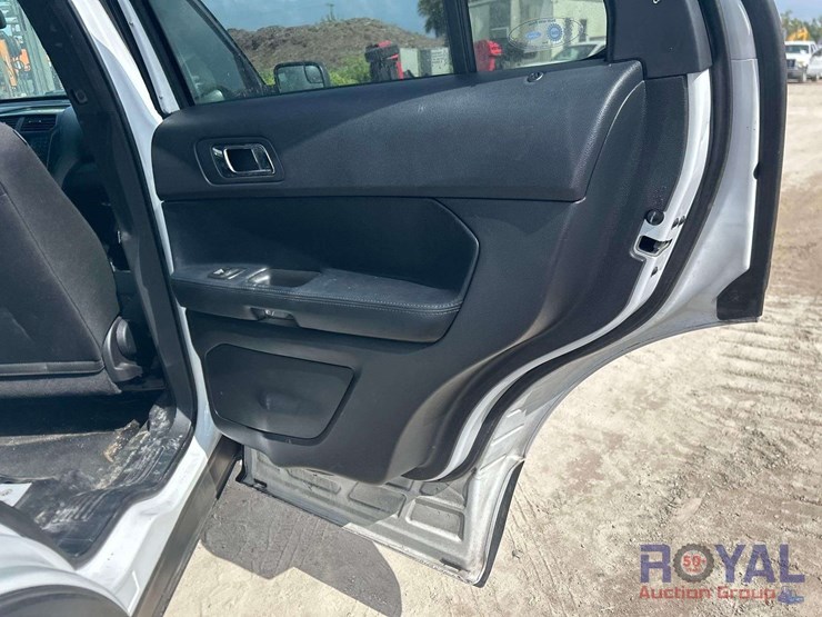 2016-ford-explorer-image-15