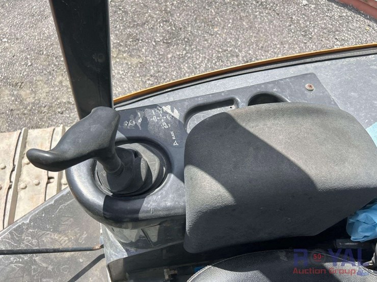 2010-case-650l-image-18