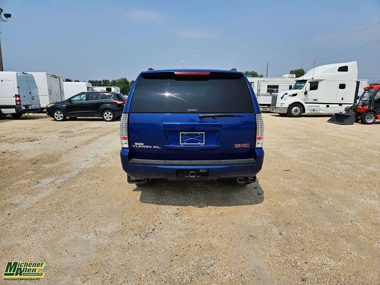 2008-chevrolet-suburban-image-5