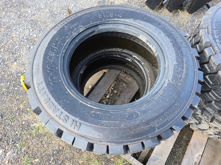 new-4-10-16.5-forerunner-skidloader-tires-image-5