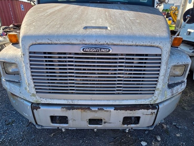 2002-freightliner-fl70-image-28