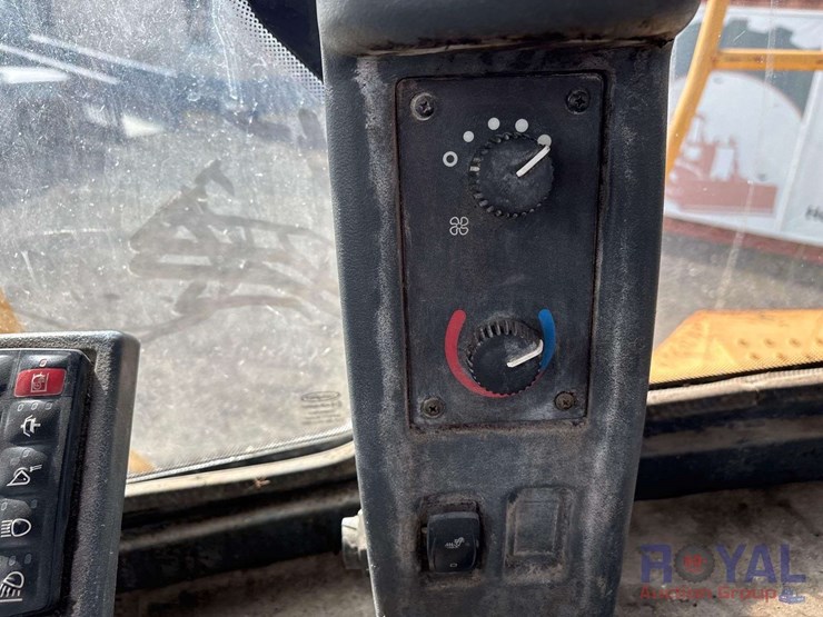 2011-deere-844k-image-11