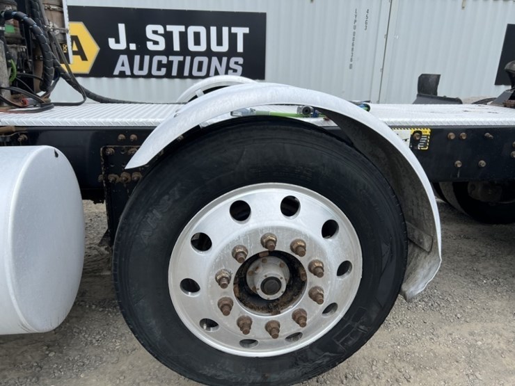 2010-mack-cxu613-tri-axle-truck-tractor-image-11