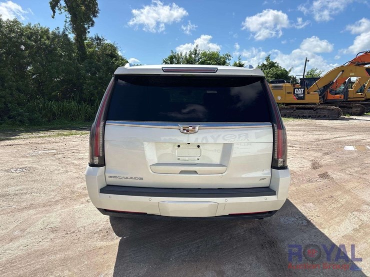 2015-cadillac-escalade-esv-platinum-image-16