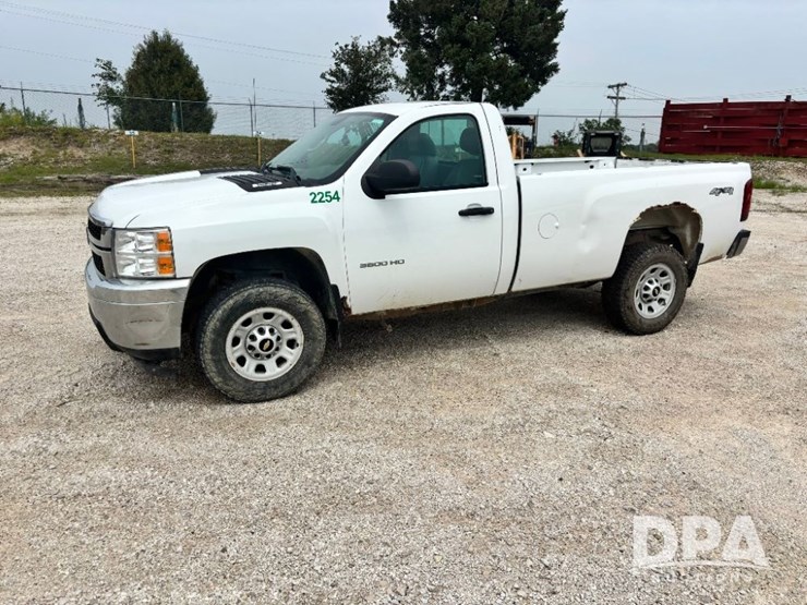 2013-chevrolet-3500hd-image-12
