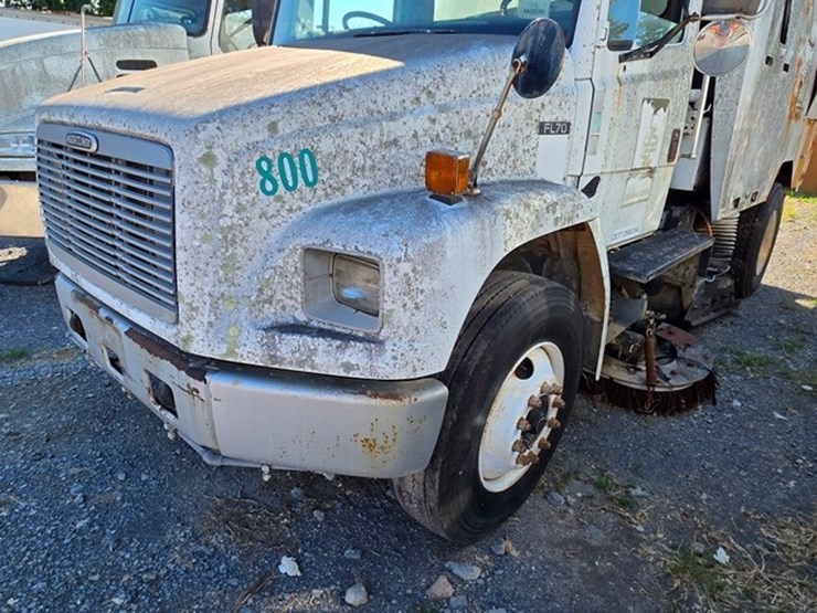 2002-freightliner-fl70-image-26