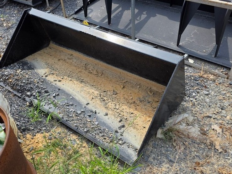 new-swict-66"-skidloader-bucket-image-4