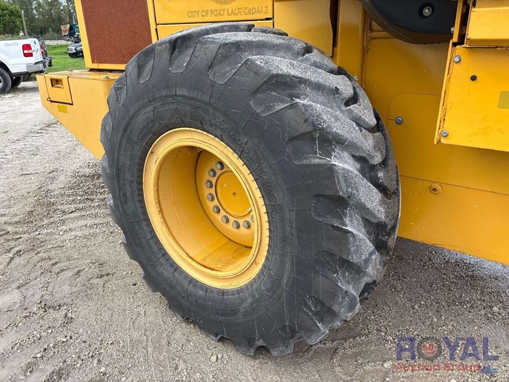 2018-deere-524k-image-33