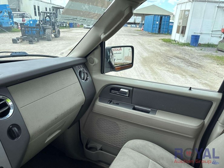 2010-ford-expedition-image-16