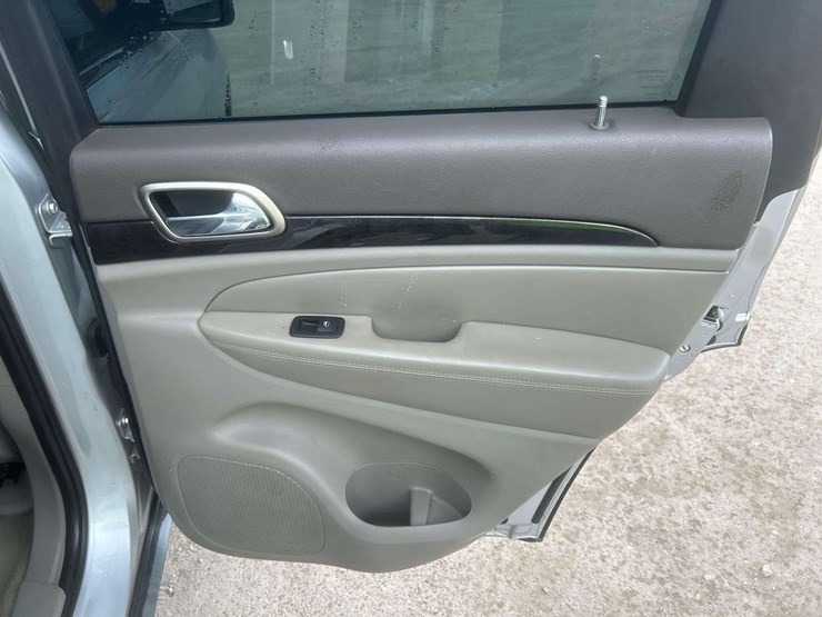 2011-jeep-grand-cherokee-laredo-image-25