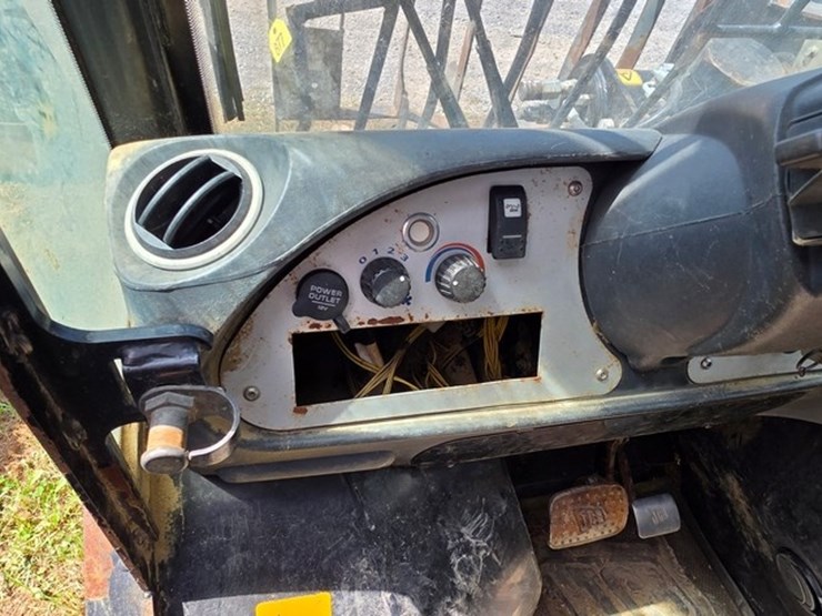 2011-jcb-515-40-image-43
