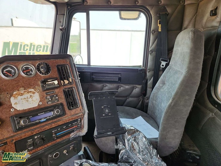 2007-freightliner-fld120-image-18