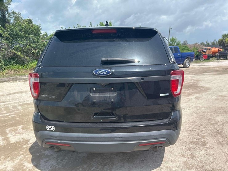 2016-ford-explorer-image-21