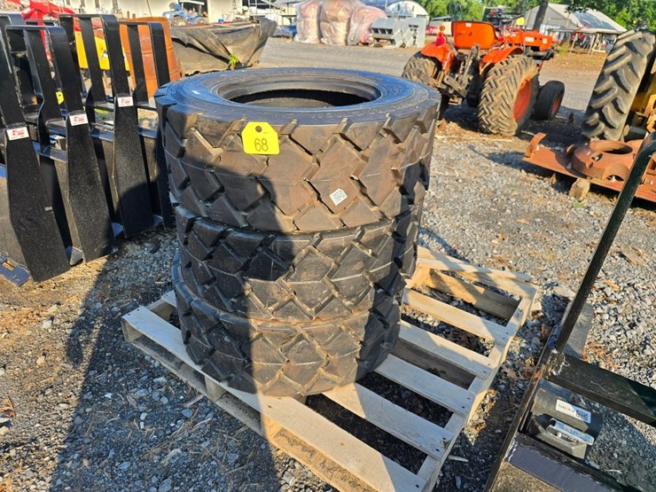 new-4-10-16.5-forerunner-skidloader-tires-image-1