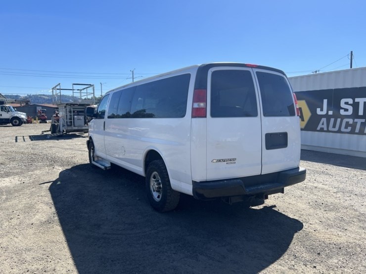 2015-chevrolet-express-3500-image-6