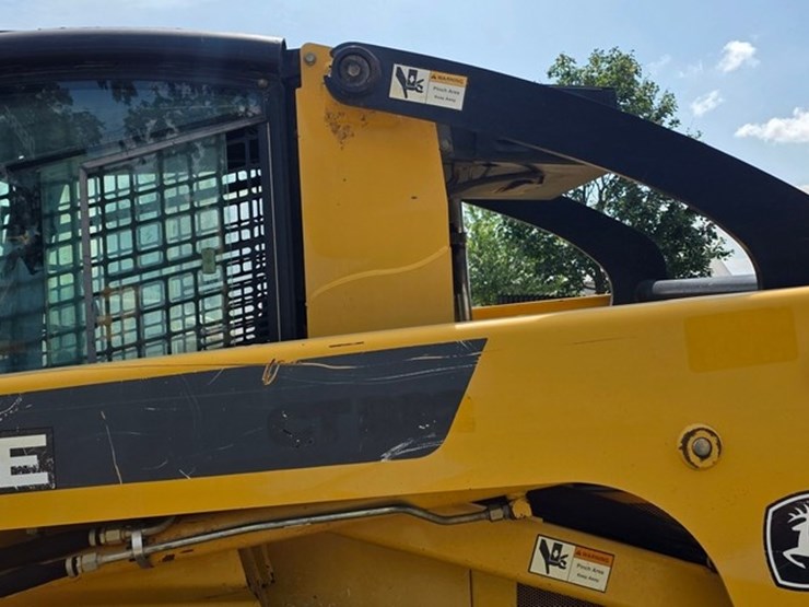 2007-deere-ct332-image-23