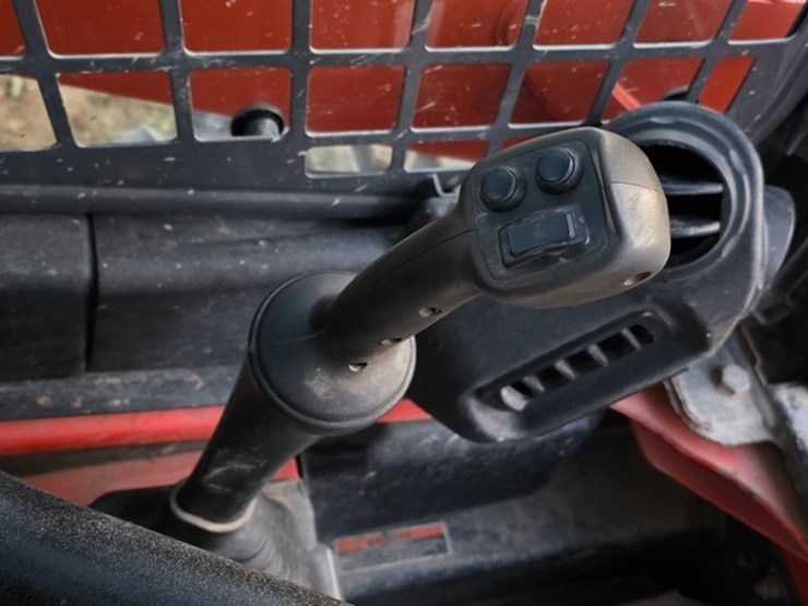 2016-kubota-ssv75-image-47