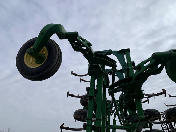 2013-john-deere-2210-image-6