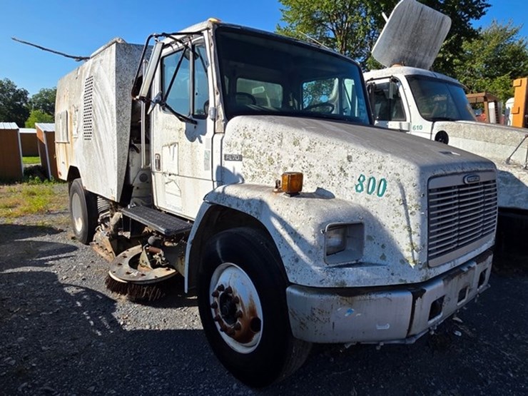 2002-freightliner-fl70-image-1