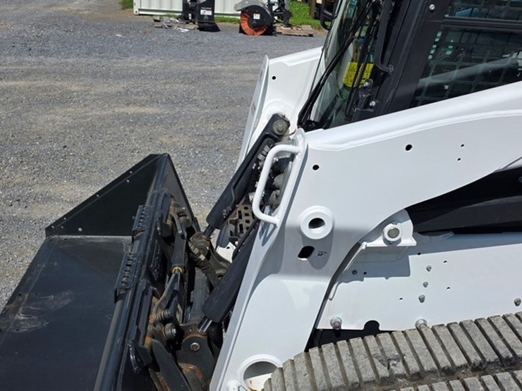 2023-bobcat-t770-image-32