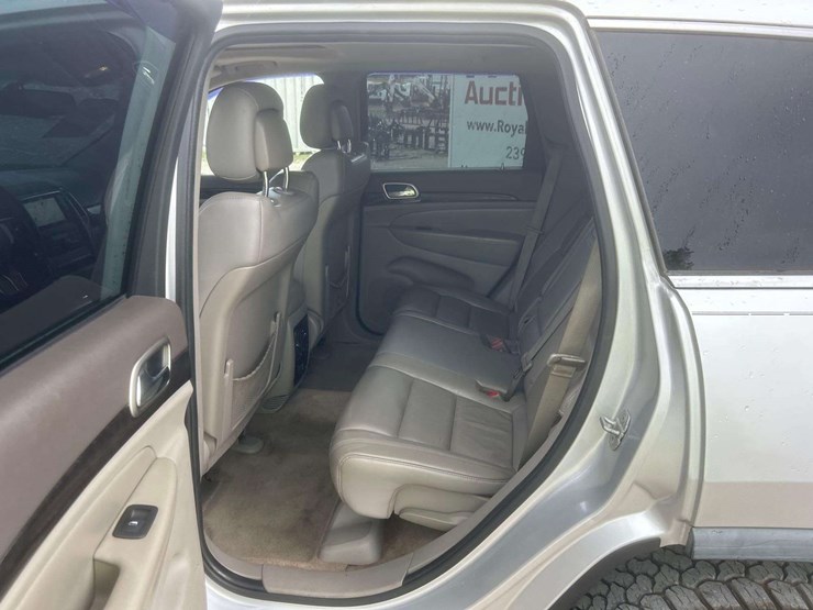 2011-jeep-grand-cherokee-laredo-image-19