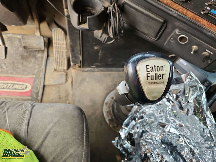 2007-freightliner-fld120-image-17