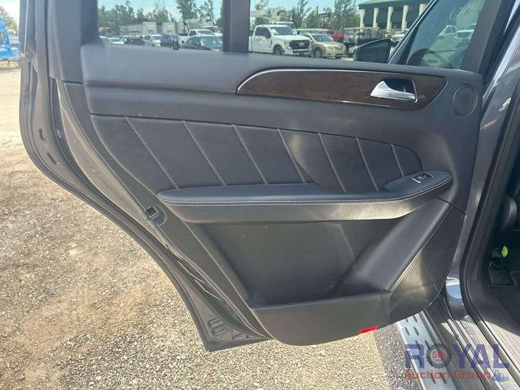 2016-mercedes-benz-gl450-image-17