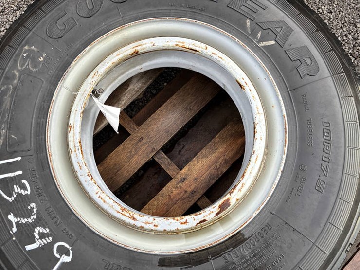 #113249-•-gy-10r17.5-tire-on-rim-image-7