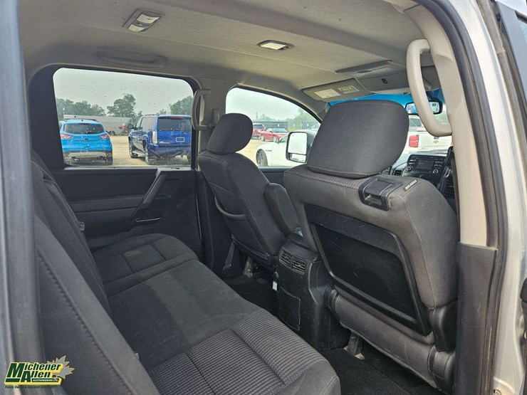 2014-nissan-titan-image-32