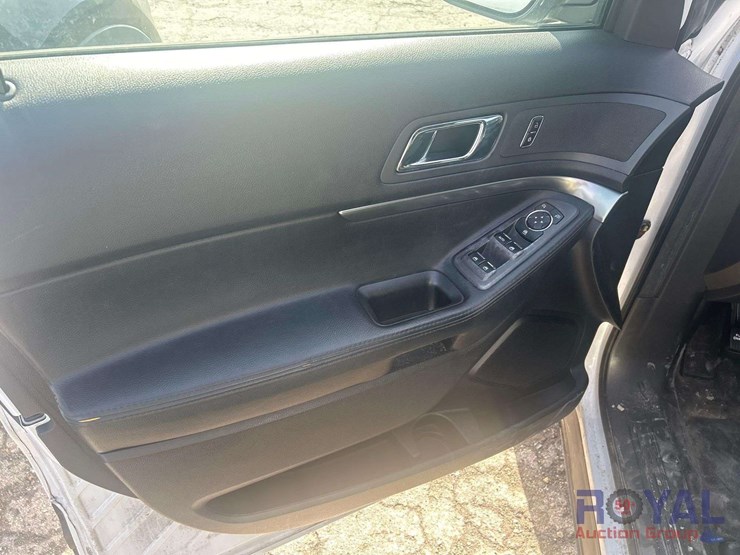 2015-ford-explorer-image-11