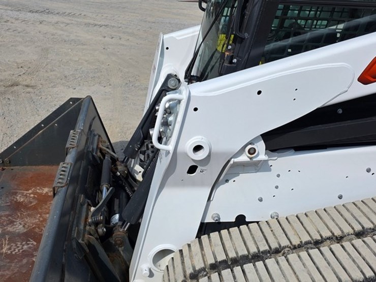 2023-bobcat-t770-image-32