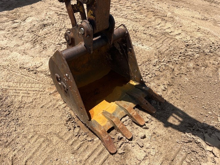 komatsu-pc27mr-2-image-18