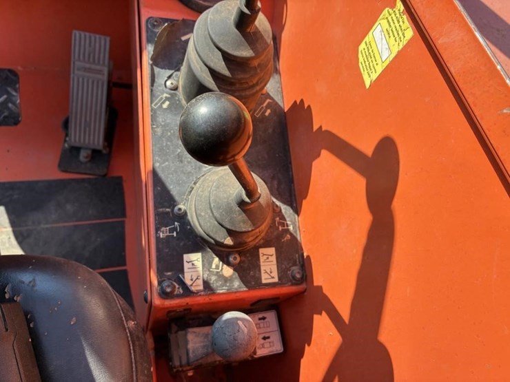 2014-jlg-8042-image-15