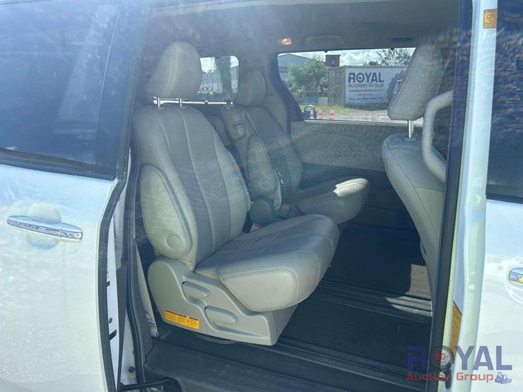 2011-toyota-sienna-image-24