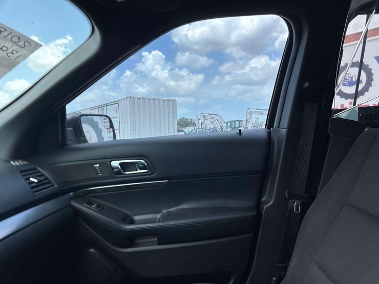 2018-ford-explorer-image-16