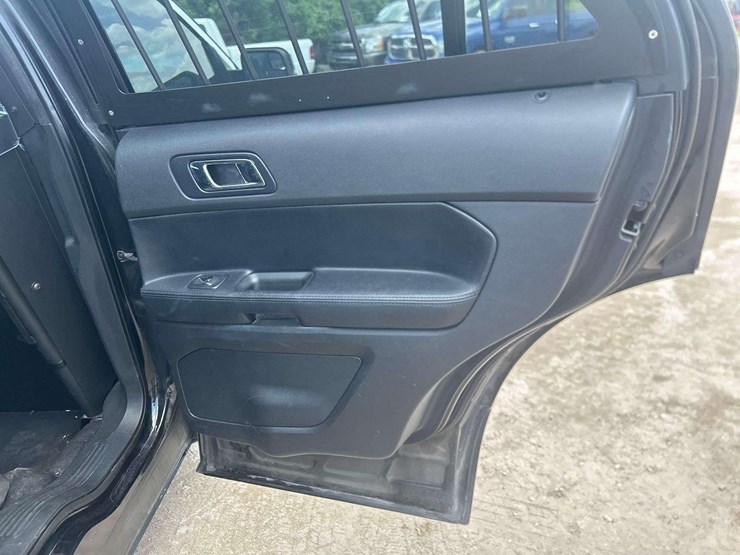 2016-ford-explorer-image-19